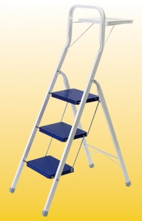 Thüga Klapptritt 3-stufig (Stufen rot oder blau) mit hohem Sicherheitsbügel und Ablage