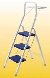 Thüga Klapptritt 3-stufig (Stufen rot oder blau) mit hohem Sicherheitsbügel und Ablage